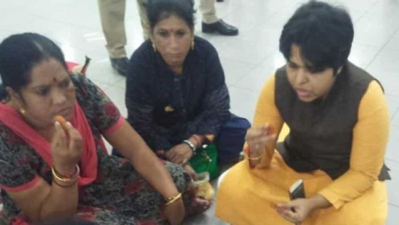 सबरीमाला विवाद: प्रदर्शनकारियों ने तृप्ति देसाई को एयरपोर्ट पर घेरा, क्षेत्र में धारा 144 लागू